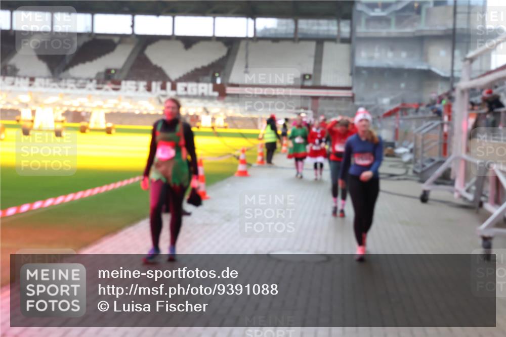 07.12.2025 - St. Pauli X-Mass-Run No. 15 Luisa Fischer http://msf.ph/oto/9391088 07.12.2025 11:04:04 Ziel 61, 64, 102, 109, 186, 297, 505, 514, 719, 748, 853, 1199, 1551, 1850, 1853, 1857, 1860 meine-sportfotos.de