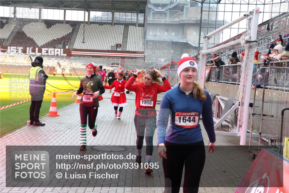 07.12.2025 - St. Pauli X-Mass-Run No. 15 Luisa Fischer http://msf.ph/oto/9391095 07.12.2025 11:04:07 Ziel 186, 61, 1850, 5, 1644, 61, 64, 102, 109, 186, 222, 297, 505, 514, 719, 853, 1551, 1850, 1853, 1857, 1860 meine-sportfotos.de