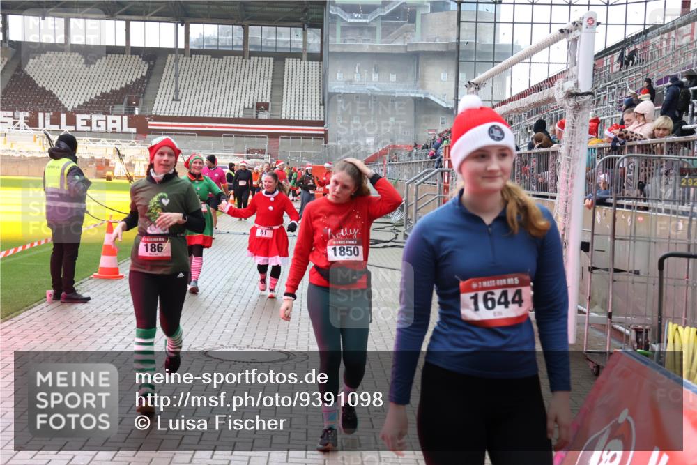 07.12.2025 - St. Pauli X-Mass-Run No. 15 Luisa Fischer http://msf.ph/oto/9391098 07.12.2025 11:04:08 Ziel 186, 61, 1850, 7, 5, 1644, 61, 64, 102, 109, 186, 222, 297, 505, 514, 719, 853, 1551, 1850, 1853, 1857, 1860 meine-sportfotos.de