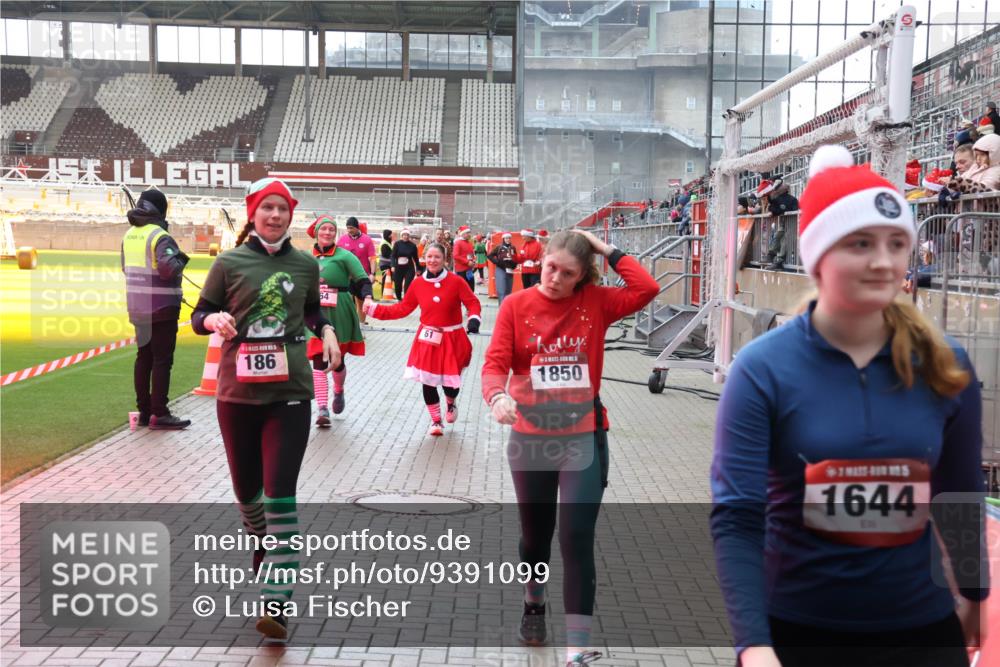 07.12.2025 - St. Pauli X-Mass-Run No. 15 Luisa Fischer http://msf.ph/oto/9391099 07.12.2025 11:04:08 Ziel 186, 64, 61, 1850, 5, 1644, 61, 64, 102, 109, 186, 222, 297, 505, 514, 719, 853, 1551, 1850, 1853, 1857, 1860 meine-sportfotos.de