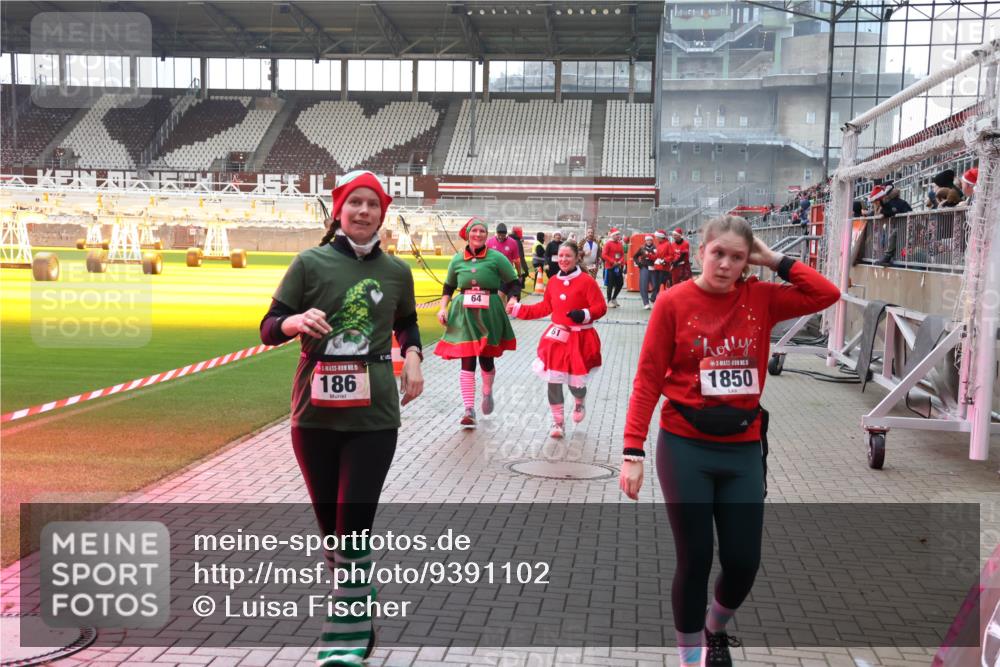 07.12.2025 - St. Pauli X-Mass-Run No. 15 Luisa Fischer http://msf.ph/oto/9391102 07.12.2025 11:04:09 Ziel 5, 186, 64, 61, 1850, 61, 64, 102, 109, 186, 222, 297, 432, 505, 514, 719, 853, 1551, 1850, 1853, 1857, 1860 meine-sportfotos.de