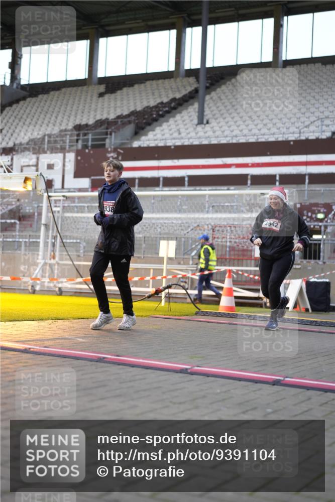 07.12.2025 - St. Pauli X-Mass-Run No. 15 Patografie http://msf.ph/oto/9391104 07.12.2025 10:29:04 Ziel 161, 165, 1308, 1330, 2874, 3299, 3669, 3938, 3942, 4073 meine-sportfotos.de