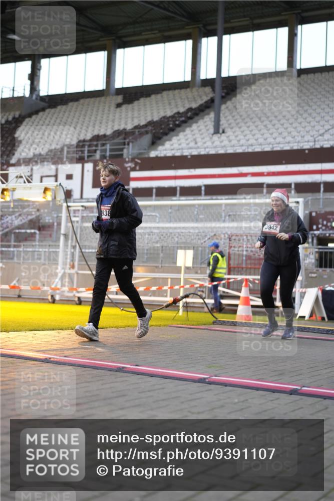 07.12.2025 - St. Pauli X-Mass-Run No. 15 Patografie http://msf.ph/oto/9391107 07.12.2025 10:29:04 Ziel 161, 165, 1308, 1330, 2874, 3299, 3669, 3938, 3942, 4073 meine-sportfotos.de