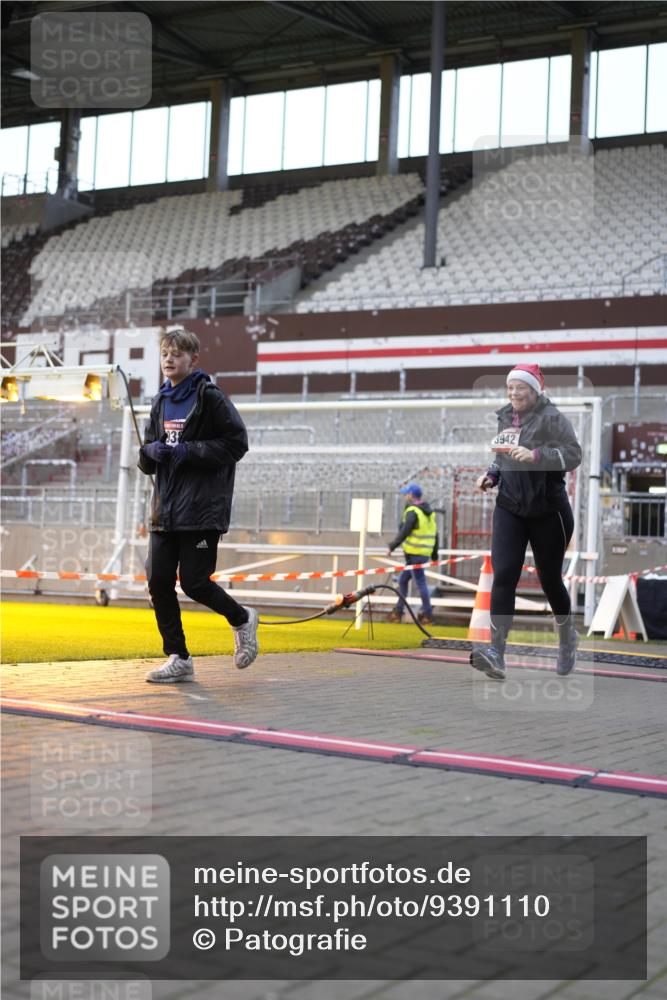 07.12.2025 - St. Pauli X-Mass-Run No. 15 Patografie http://msf.ph/oto/9391110 07.12.2025 10:29:04 Ziel 161, 165, 1308, 1330, 2874, 3299, 3669, 3938, 3942, 4073 meine-sportfotos.de