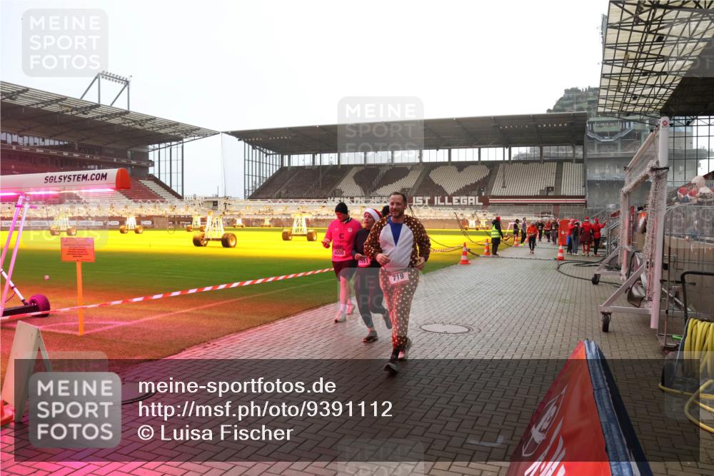 07.12.2025 - St. Pauli X-Mass-Run No. 15 Luisa Fischer http://msf.ph/oto/9391112 07.12.2025 11:04:18 Ziel 4000, 719, 102, 109, 215, 216, 222, 297, 432, 505, 514, 719, 734, 764, 1200, 1551, 1853, 1854, 1856, 1857, 1860 meine-sportfotos.de