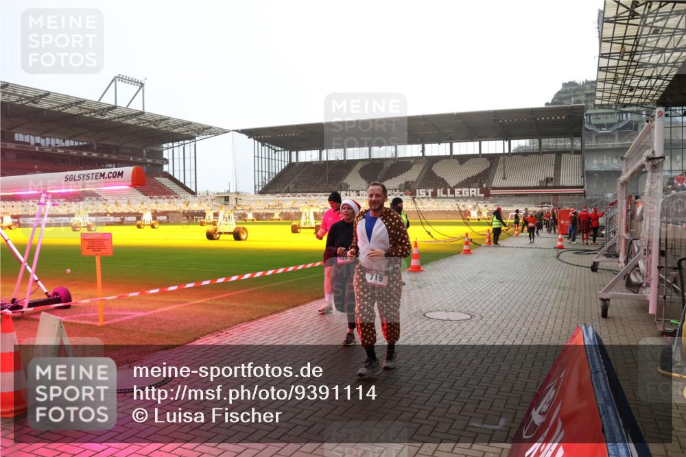 07.12.2025 - St. Pauli X-Mass-Run No. 15 Luisa Fischer http://msf.ph/oto/9391114 07.12.2025 11:04:19 Ziel 155, 719, 102, 109, 215, 216, 222, 297, 432, 505, 514, 719, 734, 764, 1200, 1252, 1254, 1551, 1853, 1854, 1856, 1857, 1860 meine-sportfotos.de