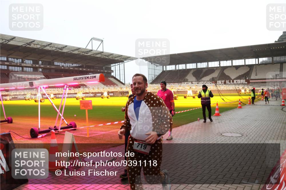 07.12.2025 - St. Pauli X-Mass-Run No. 15 Luisa Fischer http://msf.ph/oto/9391118 07.12.2025 11:04:20 Ziel 30, 719, 102, 109, 215, 216, 222, 297, 432, 505, 514, 719, 734, 764, 1200, 1252, 1254, 1401, 1551, 1695, 1853, 1854, 1856, 1857, 1860 meine-sportfotos.de