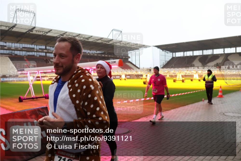07.12.2025 - St. Pauli X-Mass-Run No. 15 Luisa Fischer http://msf.ph/oto/9391121 07.12.2025 11:04:20 Ziel 15, 4000, 102, 109, 215, 216, 222, 297, 432, 505, 514, 719, 734, 764, 1200, 1252, 1254, 1401, 1551, 1695, 1853, 1854, 1856, 1857, 1860 meine-sportfotos.de