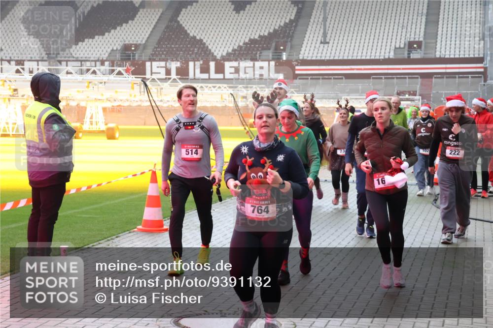 07.12.2025 - St. Pauli X-Mass-Run No. 15 Luisa Fischer http://msf.ph/oto/9391132 07.12.2025 11:04:37 Ziel 514, 15, 764, 73, 16, 102, 222, 126, 215, 216, 222, 285, 297, 305, 432, 505, 514, 700, 702, 719, 734, 740, 764, 1200, 1252, 1254, 1401, 1695, 1766, 1769, 1852, 1853, 1854, 1856, 1857, 1860 meine-sportfotos.de