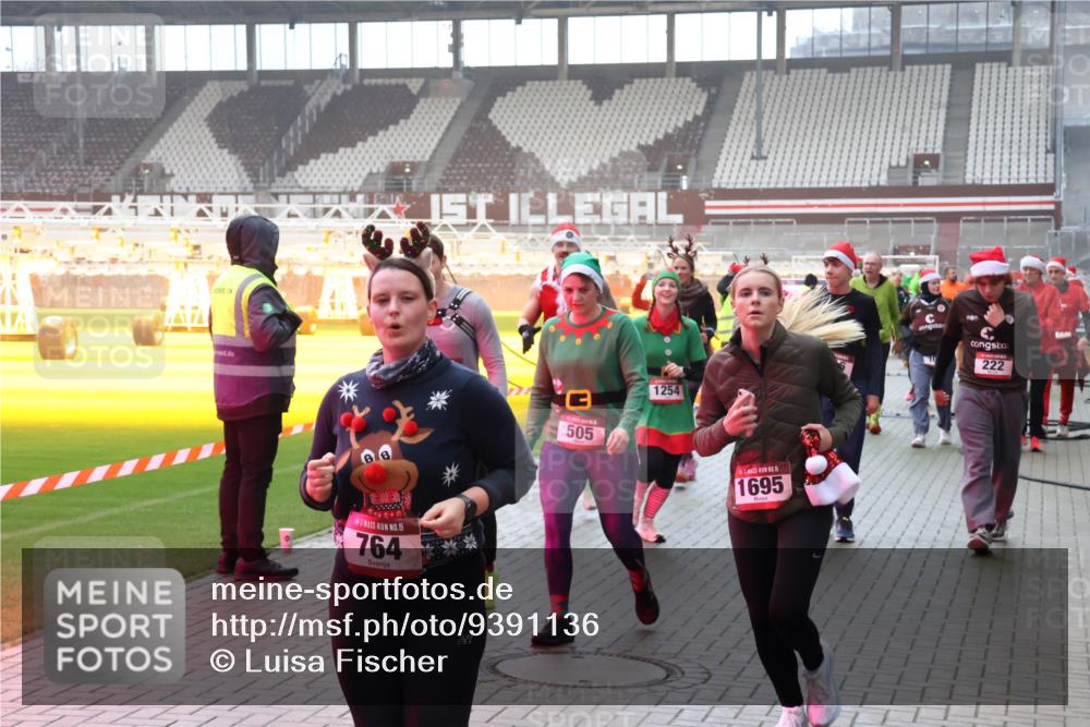 07.12.2025 - St. Pauli X-Mass-Run No. 15 Luisa Fischer http://msf.ph/oto/9391136 07.12.2025 11:04:38 Ziel 15, 764, 505, 1254, 1695, 222, 126, 215, 216, 222, 285, 305, 432, 700, 702, 719, 734, 740, 764, 1200, 1252, 1254, 1401, 1695, 1766, 1769, 1852, 1853, 1854, 1856, 1857, 1860 meine-sportfotos.de