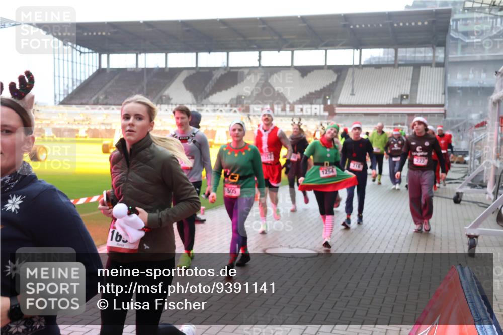 07.12.2025 - St. Pauli X-Mass-Run No. 15 Luisa Fischer http://msf.ph/oto/9391141 07.12.2025 11:04:40 Ziel 1, 505, 1254, 126, 215, 216, 222, 285, 305, 432, 700, 702, 719, 734, 740, 764, 1200, 1252, 1254, 1401, 1695, 1766, 1769, 1852, 1853, 1854, 1856, 1857, 1860 meine-sportfotos.de