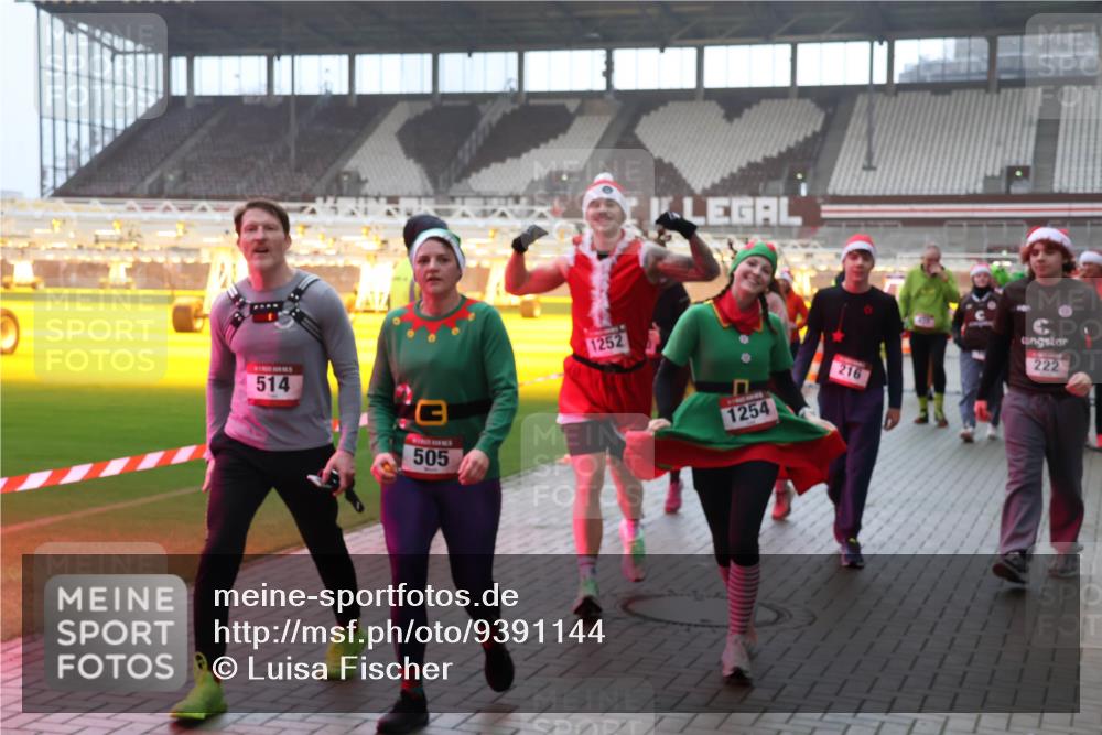 07.12.2025 - St. Pauli X-Mass-Run No. 15 Luisa Fischer http://msf.ph/oto/9391144 07.12.2025 11:04:40 Ziel 514, 505, 1252, 1254, 216, 222, 126, 215, 216, 222, 285, 305, 432, 700, 702, 719, 734, 740, 764, 1200, 1252, 1254, 1401, 1695, 1766, 1769, 1852, 1853, 1854, 1856, 1857, 1860 meine-sportfotos.de