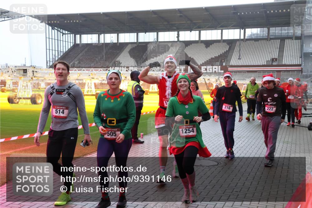 07.12.2025 - St. Pauli X-Mass-Run No. 15 Luisa Fischer http://msf.ph/oto/9391146 07.12.2025 11:04:41 Ziel 15, 514, 5, 505, 15, 1254, 216, 222, 139, 126, 215, 216, 222, 285, 305, 432, 700, 702, 719, 734, 740, 764, 1200, 1252, 1254, 1401, 1643, 1695, 1766, 1769, 1852, 1853, 1854, 1856, 1857, 1860 meine-sportfotos.de