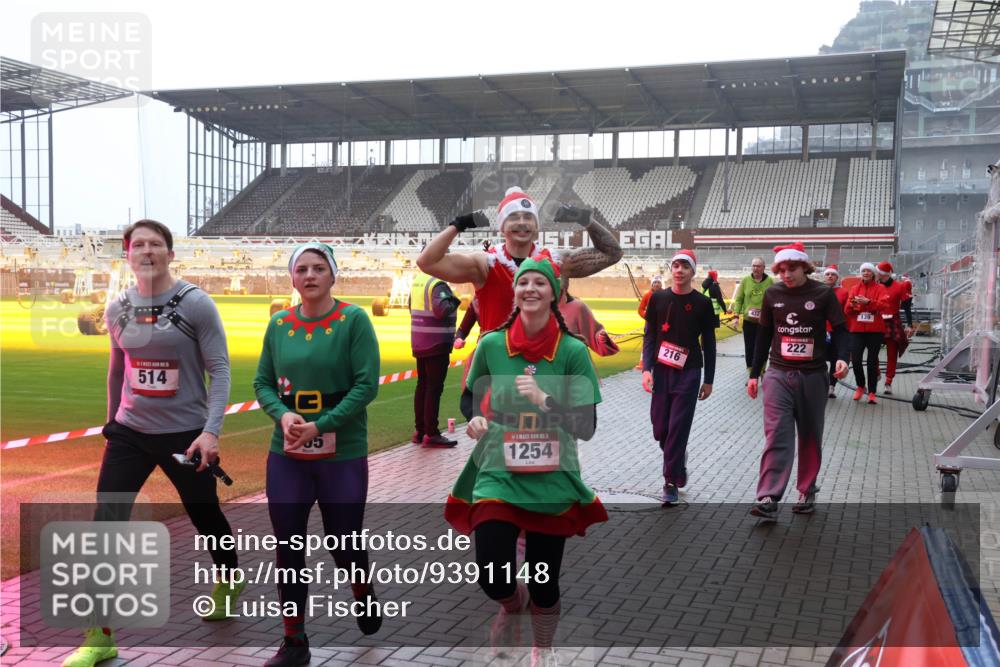 07.12.2025 - St. Pauli X-Mass-Run No. 15 Luisa Fischer http://msf.ph/oto/9391148 07.12.2025 11:04:41 Ziel 514, 1254, 216, 432, 222, 126, 215, 216, 222, 285, 305, 432, 700, 702, 719, 734, 740, 764, 1200, 1252, 1254, 1401, 1643, 1695, 1766, 1769, 1852, 1853, 1854, 1856, 1857, 1860 meine-sportfotos.de