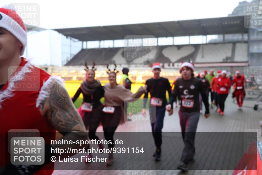 07.12.2025 - St. Pauli X-Mass-Run No. 15 Luisa Fischer http://msf.ph/oto/9391154 07.12.2025 11:04:43 Ziel 126, 215, 216, 222, 285, 305, 361, 395, 432, 700, 702, 719, 734, 740, 764, 1200, 1252, 1254, 1401, 1643, 1695, 1766, 1769, 1852, 1853, 1854, 1856, 1857, 1860 meine-sportfotos.de