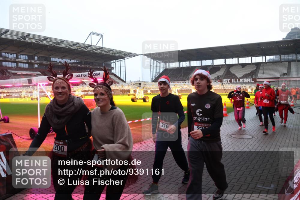 07.12.2025 - St. Pauli X-Mass-Run No. 15 Luisa Fischer http://msf.ph/oto/9391161 07.12.2025 11:04:44 Ziel 15, 200, 216, 5, 1, 229, 102, 139, 126, 215, 216, 222, 285, 305, 361, 395, 432, 700, 702, 719, 734, 740, 764, 1200, 1252, 1254, 1401, 1643, 1695, 1766, 1769, 1852, 1853, 1854, 1856, 1857, 1860 meine-sportfotos.de