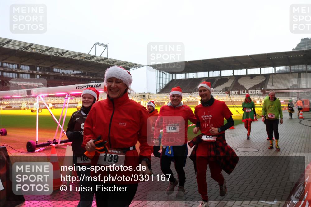 07.12.2025 - St. Pauli X-Mass-Run No. 15 Luisa Fischer http://msf.ph/oto/9391167 07.12.2025 11:04:48 Ziel 285, 109, 132, 102, 15, 139, 432, 126, 215, 216, 222, 285, 305, 361, 395, 432, 700, 702, 734, 740, 764, 1200, 1252, 1254, 1401, 1643, 1695, 1766, 1769, 1852, 1854, 1856, 2791, 3719 meine-sportfotos.de