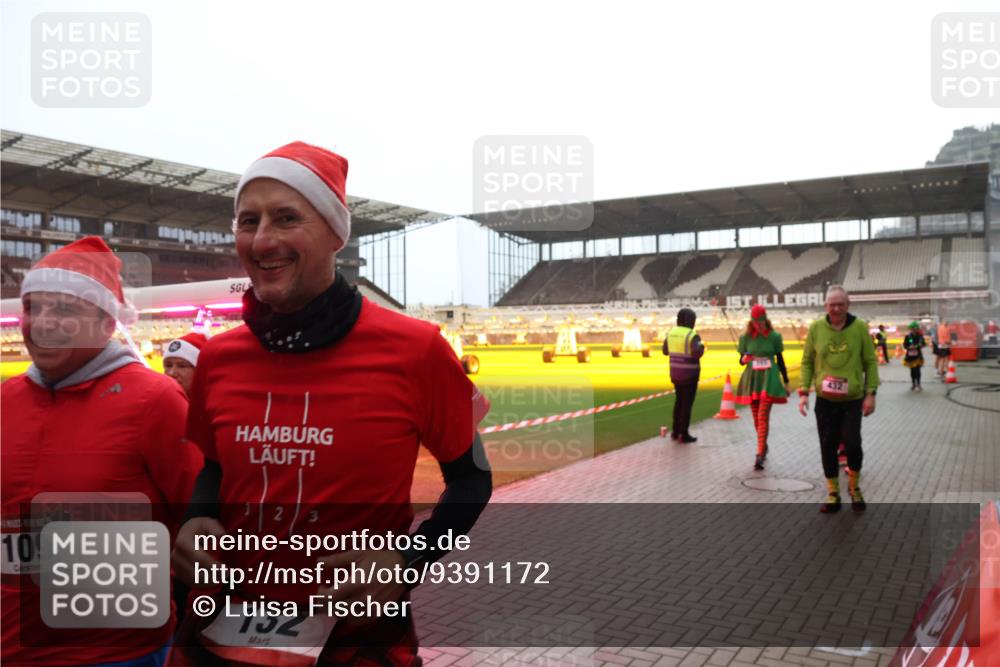 07.12.2025 - St. Pauli X-Mass-Run No. 15 Luisa Fischer http://msf.ph/oto/9391172 07.12.2025 11:04:49 Ziel 5, 109, 2, 3, 152, 126, 215, 216, 222, 285, 305, 361, 395, 432, 700, 702, 734, 740, 764, 1200, 1252, 1254, 1401, 1643, 1695, 1766, 1769, 1852, 1854, 1856, 2791, 3719 meine-sportfotos.de