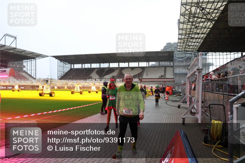 07.12.2025 - St. Pauli X-Mass-Run No. 15 Luisa Fischer http://msf.ph/oto/9391173 07.12.2025 11:04:51 Ziel 285, 432, 33, 126, 215, 216, 222, 285, 305, 361, 395, 432, 700, 702, 734, 740, 764, 1200, 1252, 1254, 1401, 1643, 1695, 1766, 1769, 1852, 1854, 1856, 2791, 2919, 3719 meine-sportfotos.de