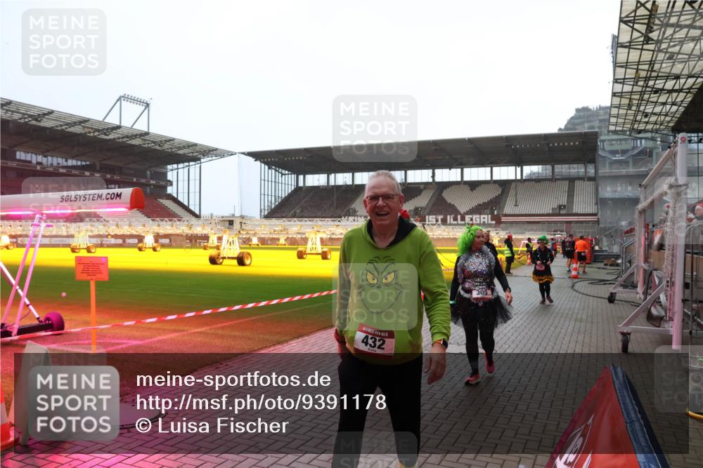 07.12.2025 - St. Pauli X-Mass-Run No. 15 Luisa Fischer http://msf.ph/oto/9391178 07.12.2025 11:04:51 Ziel 5, 432, 305, 33, 126, 215, 216, 222, 285, 305, 361, 395, 432, 700, 702, 734, 740, 764, 1200, 1252, 1254, 1401, 1643, 1695, 1766, 1769, 1852, 1854, 1856, 2791, 2919, 3719 meine-sportfotos.de