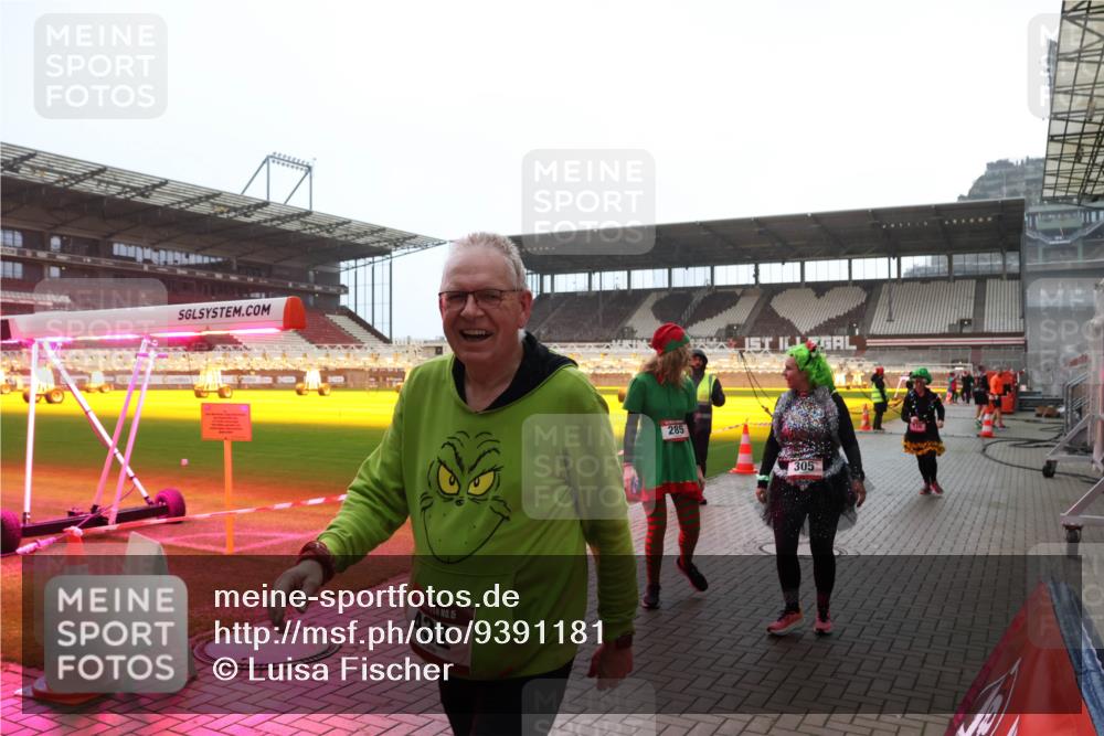 07.12.2025 - St. Pauli X-Mass-Run No. 15 Luisa Fischer http://msf.ph/oto/9391181 07.12.2025 11:04:52 Ziel 432, 285, 305, 33, 126, 215, 216, 222, 285, 305, 361, 395, 432, 700, 702, 734, 740, 764, 1200, 1252, 1254, 1401, 1643, 1695, 1766, 1769, 1852, 1854, 1856, 2791, 2919, 3719, 4565, 4570, 4571 meine-sportfotos.de