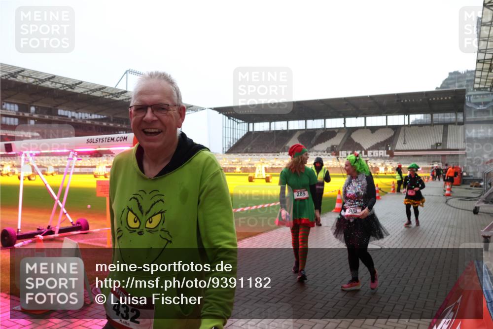 07.12.2025 - St. Pauli X-Mass-Run No. 15 Luisa Fischer http://msf.ph/oto/9391182 07.12.2025 11:04:52 Ziel 15, 432, 285, 305, 33, 126, 215, 216, 222, 285, 305, 361, 395, 432, 700, 702, 734, 740, 764, 1200, 1252, 1254, 1401, 1643, 1695, 1766, 1769, 1852, 1854, 1856, 2791, 2919, 3719, 4565, 4570, 4571 meine-sportfotos.de