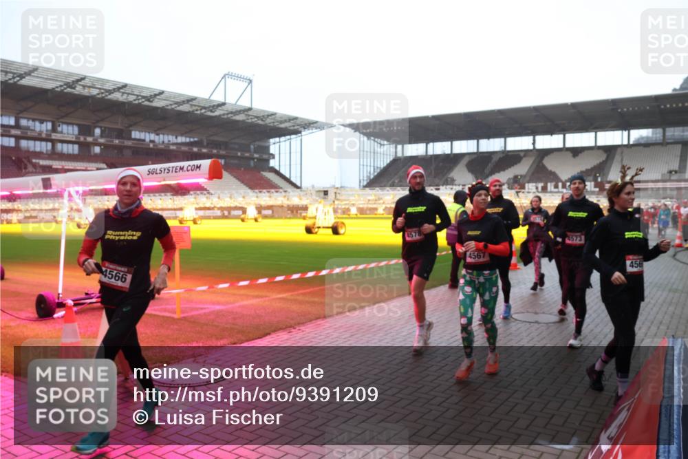 07.12.2025 - St. Pauli X-Mass-Run No. 15 Luisa Fischer http://msf.ph/oto/9391209 07.12.2025 11:05:19 Ziel 4566, 4578, 4567, 4573, 456, 33, 117, 128, 200, 201, 361, 395, 889, 1152, 1212, 1411, 1643, 2791, 2919, 3719, 4561, 4562, 4563, 4565, 4566, 4567, 4568, 4569, 4570, 4571, 4572, 4573, 4575, 4576, 4577, 4578 meine-sportfotos.de