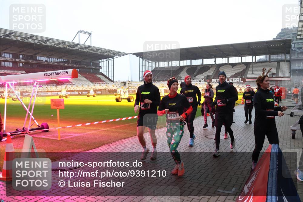 07.12.2025 - St. Pauli X-Mass-Run No. 15 Luisa Fischer http://msf.ph/oto/9391210 07.12.2025 11:05:19 Ziel 572, 577, 457, 4562, 4567, 33, 117, 128, 200, 201, 361, 395, 889, 1152, 1212, 1411, 1643, 2791, 2919, 3719, 4561, 4562, 4563, 4565, 4566, 4567, 4568, 4569, 4570, 4571, 4572, 4573, 4575, 4576, 4577, 4578 meine-sportfotos.de
