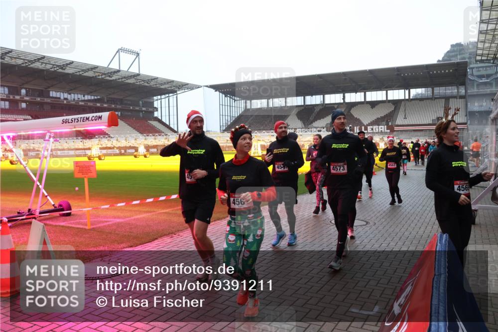 07.12.2025 - St. Pauli X-Mass-Run No. 15 Luisa Fischer http://msf.ph/oto/9391211 07.12.2025 11:05:20 Ziel 45, 456, 4562, 45, 4573, 456, 33, 117, 128, 200, 201, 361, 395, 889, 1152, 1212, 1411, 1630, 1643, 2791, 2919, 3719, 4561, 4562, 4563, 4565, 4566, 4567, 4568, 4569, 4570, 4571, 4572, 4573, 4575, 4576, 4577, 4578 meine-sportfotos.de