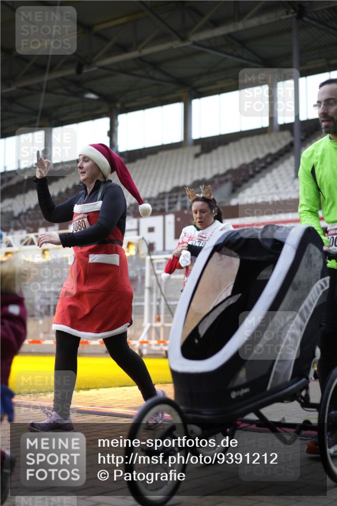 07.12.2025 - St. Pauli X-Mass-Run No. 15 Patografie http://msf.ph/oto/9391212 07.12.2025 10:29:27 Ziel 450, 458, 1039, 1198, 1201, 1204, 1209, 1373, 1548, 1550, 1677, 1842, 2001, 3080, 3115, 3468, 3469, 3470, 4007, 4009, 4126, 4264, 4266, 4293, 4296, 4440, 4531, 4695 meine-sportfotos.de