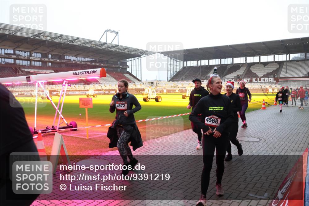 07.12.2025 - St. Pauli X-Mass-Run No. 15 Luisa Fischer http://msf.ph/oto/9391219 07.12.2025 11:05:22 Ziel 4572, 4568, 1643, 33, 117, 128, 200, 201, 361, 395, 889, 1152, 1212, 1411, 1492, 1630, 1643, 2791, 2919, 3719, 4561, 4562, 4563, 4565, 4566, 4567, 4568, 4569, 4570, 4571, 4572, 4573, 4575, 4576, 4577, 4578 meine-sportfotos.de