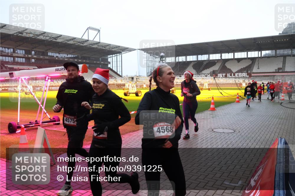 07.12.2025 - St. Pauli X-Mass-Run No. 15 Luisa Fischer http://msf.ph/oto/9391225 07.12.2025 11:05:23 Ziel 4575, 4568, 1643, 33, 117, 128, 200, 201, 361, 395, 889, 1152, 1212, 1411, 1492, 1630, 1643, 2791, 2919, 3719, 4561, 4562, 4563, 4565, 4566, 4567, 4568, 4569, 4570, 4571, 4572, 4573, 4575, 4576, 4577, 4578 meine-sportfotos.de