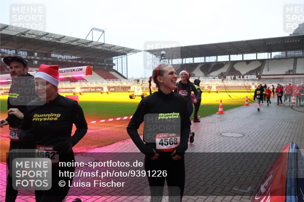 07.12.2025 - St. Pauli X-Mass-Run No. 15 Luisa Fischer http://msf.ph/oto/9391226 07.12.2025 11:05:23 Ziel 4575, 04, 4562, 0, 4568, 1643, 33, 117, 128, 200, 201, 361, 395, 889, 1152, 1212, 1411, 1492, 1630, 1643, 2791, 2919, 3719, 4561, 4562, 4563, 4565, 4566, 4567, 4568, 4569, 4570, 4571, 4572, 4573, 4575, 4576, 4577, 4578 meine-sportfotos.de
