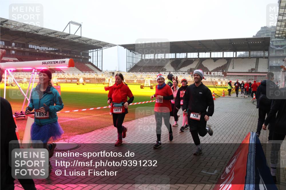 07.12.2025 - St. Pauli X-Mass-Run No. 15 Luisa Fischer http://msf.ph/oto/9391232 07.12.2025 11:05:31 Ziel 1852, 30, 1411, 1212, 128, 33, 117, 128, 200, 201, 434, 889, 1152, 1212, 1411, 1492, 1600, 1630, 2791, 2919, 3719, 4561, 4562, 4563, 4565, 4566, 4567, 4568, 4569, 4570, 4571, 4572, 4573, 4575, 4576, 4577, 4578 meine-sportfotos.de