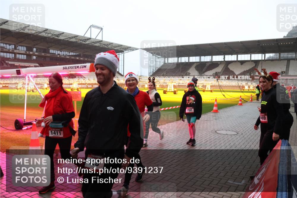 07.12.2025 - St. Pauli X-Mass-Run No. 15 Luisa Fischer http://msf.ph/oto/9391237 07.12.2025 11:05:32 Ziel 1411, 30, 128, 83, 702, 569, 33, 117, 128, 200, 201, 434, 889, 1152, 1212, 1311, 1411, 1492, 1600, 1630, 2791, 2919, 3719, 4561, 4562, 4563, 4565, 4566, 4567, 4568, 4569, 4570, 4571, 4572, 4573, 4575, 4576, 4577, 4578 meine-sportfotos.de