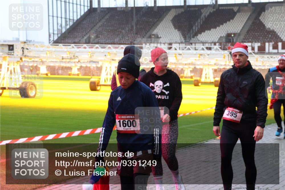 07.12.2025 - St. Pauli X-Mass-Run No. 15 Luisa Fischer http://msf.ph/oto/9391249 07.12.2025 11:05:45 Ziel 15, 1600, 395, 37, 117, 128, 199, 200, 201, 434, 831, 889, 1046, 1049, 1152, 1212, 1311, 1411, 1492, 1600, 1630, 1840, 1841, 2006, 2884, 4562, 4572, 4575 meine-sportfotos.de