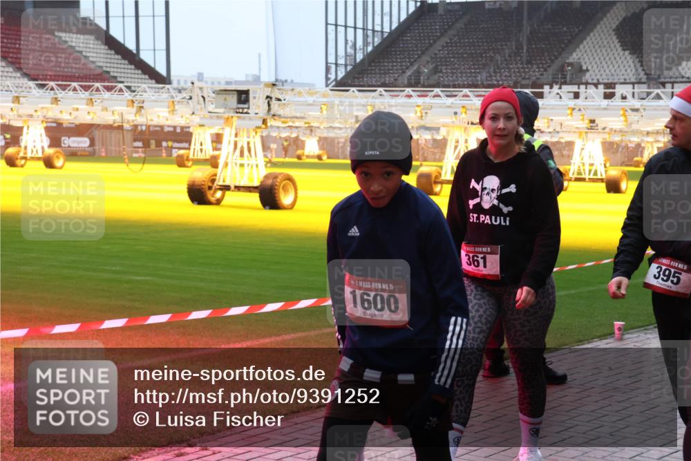 07.12.2025 - St. Pauli X-Mass-Run No. 15 Luisa Fischer http://msf.ph/oto/9391252 07.12.2025 11:05:46 Ziel 15, 1600, 5, 361, 15, 395, 117, 128, 199, 200, 201, 434, 831, 889, 1046, 1049, 1152, 1212, 1311, 1411, 1492, 1600, 1630, 1840, 1841, 2006, 2884 meine-sportfotos.de