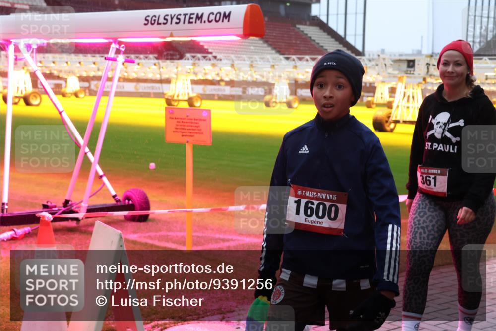 07.12.2025 - St. Pauli X-Mass-Run No. 15 Luisa Fischer http://msf.ph/oto/9391256 07.12.2025 11:05:47 Ziel 15, 1600, 15, 361, 117, 128, 199, 200, 201, 434, 831, 889, 1046, 1049, 1152, 1212, 1311, 1411, 1492, 1600, 1630, 1840, 1841, 2006, 2884 meine-sportfotos.de