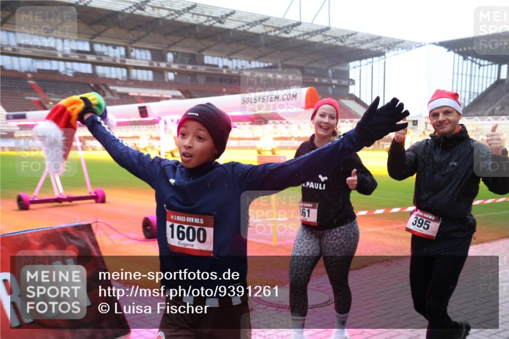 07.12.2025 - St. Pauli X-Mass-Run No. 15 Luisa Fischer http://msf.ph/oto/9391261 07.12.2025 11:05:48 Ziel 1, 15, 1600, 361, 395, 117, 128, 199, 200, 201, 434, 831, 889, 1046, 1049, 1152, 1212, 1311, 1411, 1492, 1600, 1630, 1840, 1841, 2006, 2884 meine-sportfotos.de