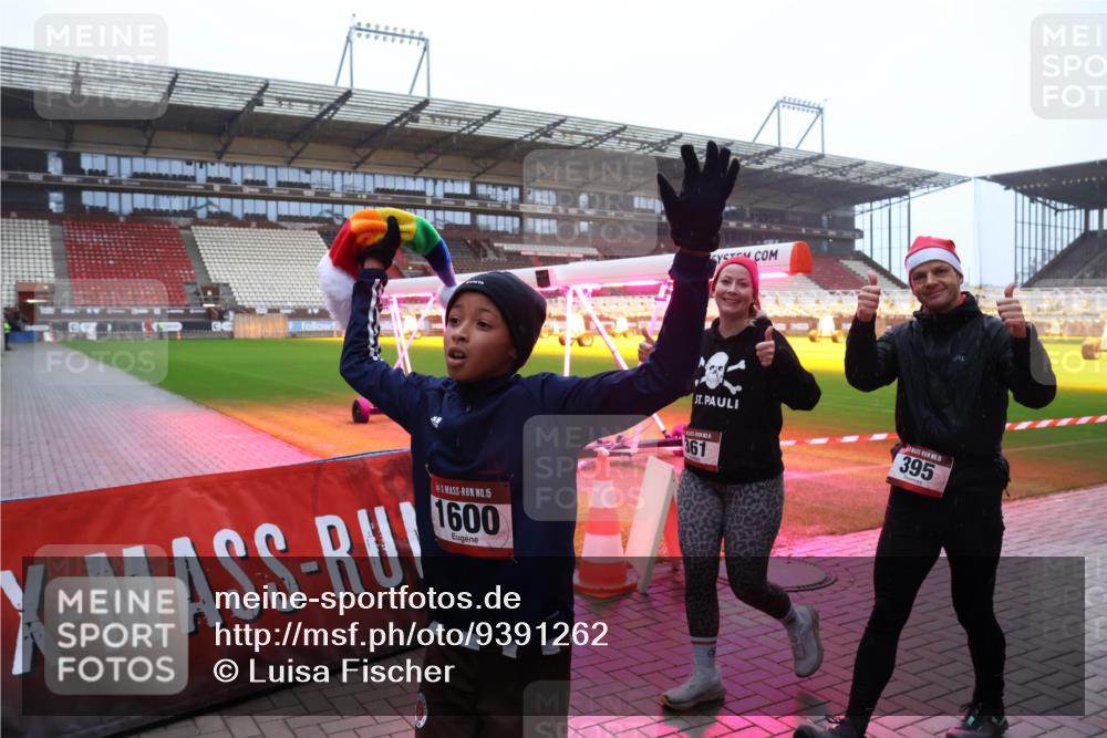 07.12.2025 - St. Pauli X-Mass-Run No. 15 Luisa Fischer http://msf.ph/oto/9391262 07.12.2025 11:05:48 Ziel 15, 1600, 395, 361, 117, 128, 199, 200, 201, 434, 831, 889, 1046, 1049, 1152, 1212, 1311, 1411, 1492, 1600, 1630, 1840, 1841, 2006, 2884 meine-sportfotos.de