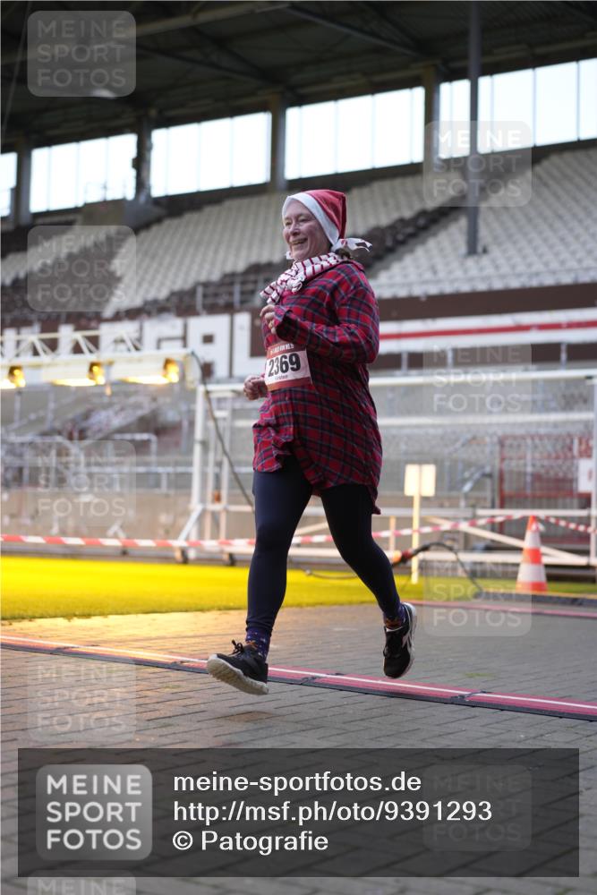 07.12.2025 - St. Pauli X-Mass-Run No. 15 Patografie http://msf.ph/oto/9391293 07.12.2025 10:29:59 Ziel 2369, 4533, 4534, 4546 meine-sportfotos.de