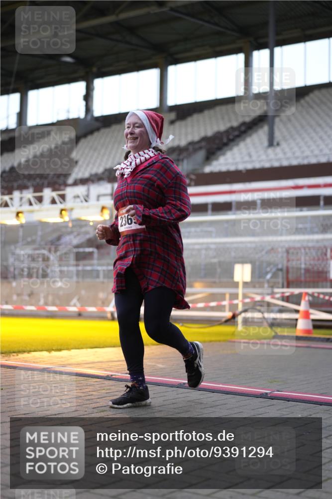 07.12.2025 - St. Pauli X-Mass-Run No. 15 Patografie http://msf.ph/oto/9391294 07.12.2025 10:30:00 Ziel 2369, 4533, 4534, 4546 meine-sportfotos.de