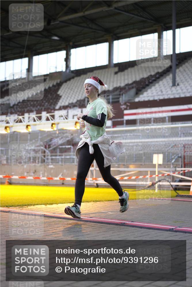 07.12.2025 - St. Pauli X-Mass-Run No. 15 Patografie http://msf.ph/oto/9391296 07.12.2025 10:30:06 Ziel 1696, 2369 meine-sportfotos.de