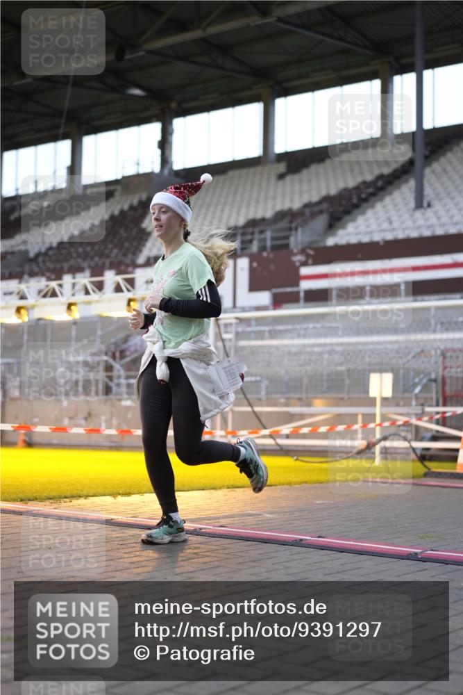 07.12.2025 - St. Pauli X-Mass-Run No. 15 Patografie http://msf.ph/oto/9391297 07.12.2025 10:30:06 Ziel 1696, 2369 meine-sportfotos.de