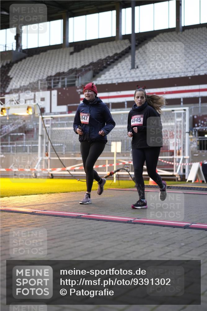 07.12.2025 - St. Pauli X-Mass-Run No. 15 Patografie http://msf.ph/oto/9391302 07.12.2025 10:30:34 Ziel 1698, 1700, 2537, 2910, 4845, 4847 meine-sportfotos.de