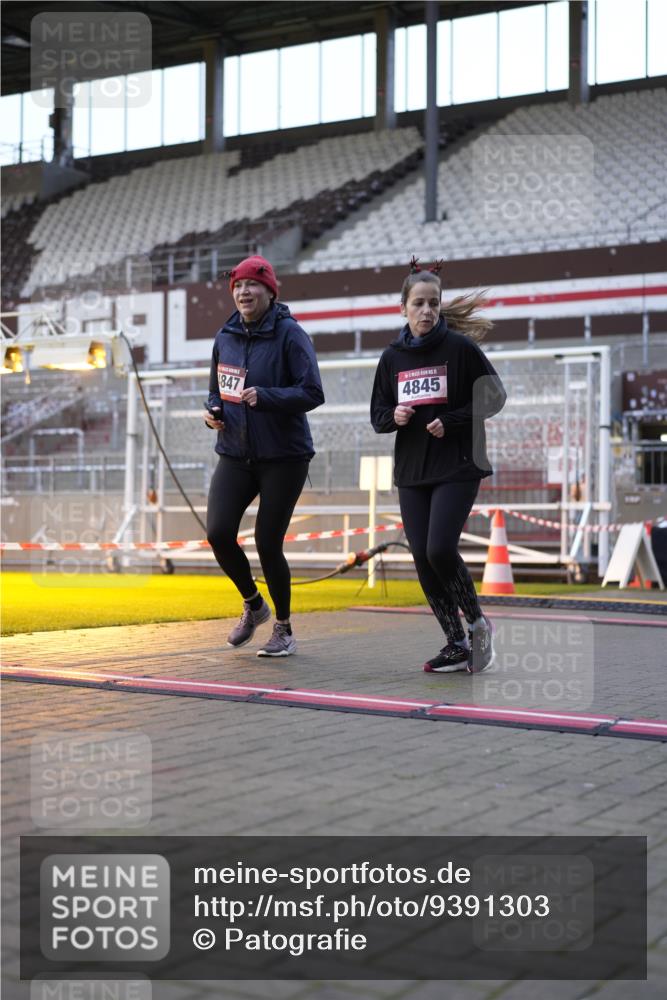 07.12.2025 - St. Pauli X-Mass-Run No. 15 Patografie http://msf.ph/oto/9391303 07.12.2025 10:30:34 Ziel 1698, 1700, 2537, 2910, 4845, 4847 meine-sportfotos.de
