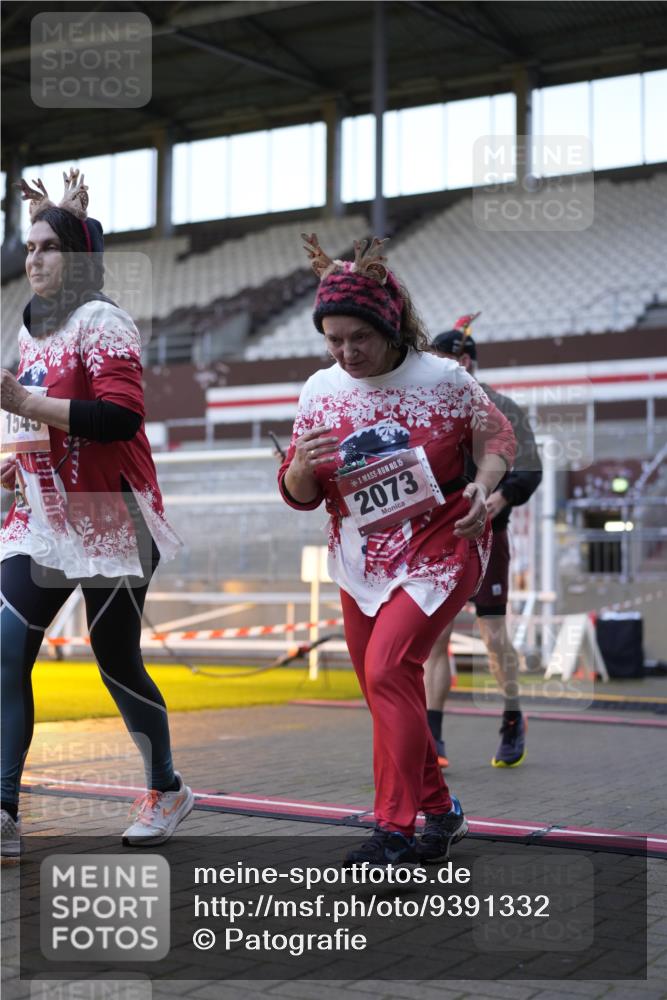 07.12.2025 - St. Pauli X-Mass-Run No. 15 Patografie http://msf.ph/oto/9391332 07.12.2025 10:31:10 Ziel 1545, 2073, 2172, 2914, 3889 meine-sportfotos.de