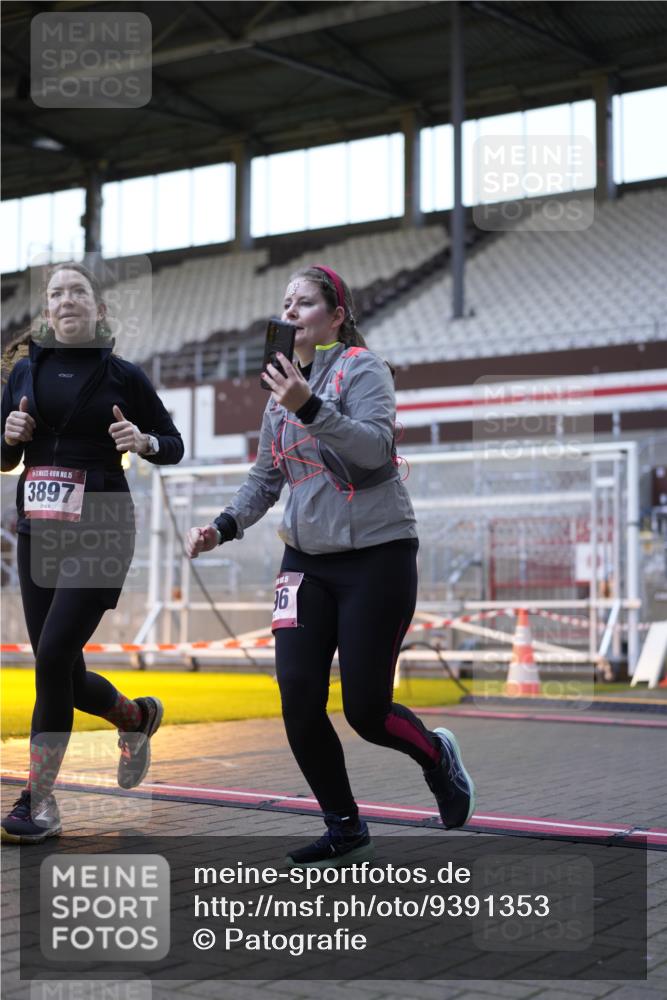 07.12.2025 - St. Pauli X-Mass-Run No. 15 Patografie http://msf.ph/oto/9391353 07.12.2025 10:31:34 Ziel 1818, 2540, 2541, 3895, 3896, 3897, 4412, 4518, 4519, 4520 meine-sportfotos.de