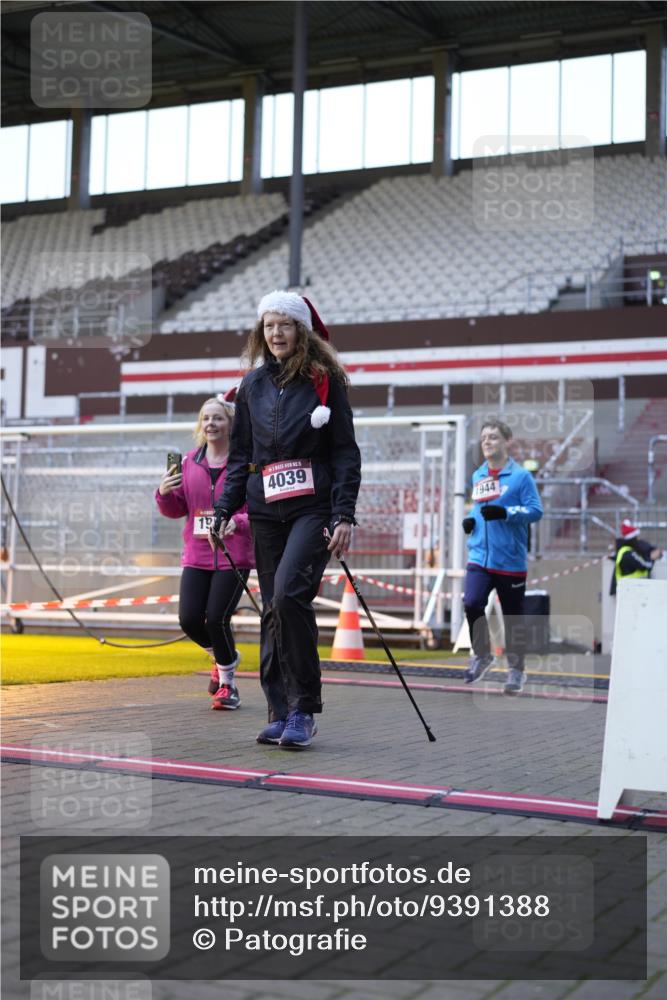 07.12.2025 - St. Pauli X-Mass-Run No. 15 Patografie http://msf.ph/oto/9391388 07.12.2025 10:32:08 Ziel 1942, 1944, 2342, 2343, 2345, 4039, 4274, 4275 meine-sportfotos.de