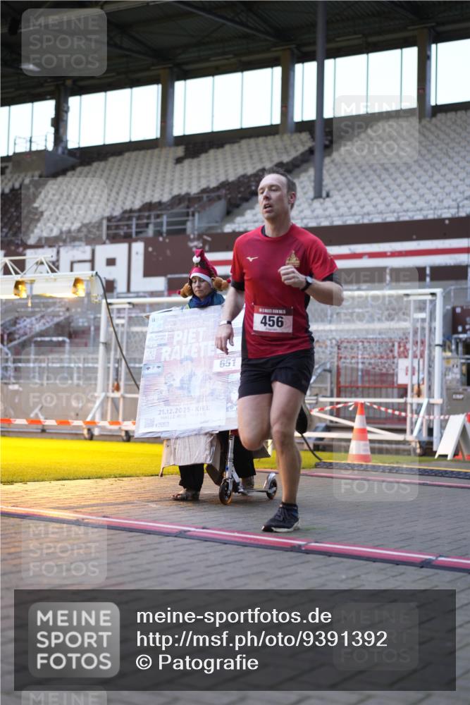 07.12.2025 - St. Pauli X-Mass-Run No. 15 Patografie http://msf.ph/oto/9391392 07.12.2025 10:32:21 Ziel 456, 651, 1942, 1944, 4039 meine-sportfotos.de